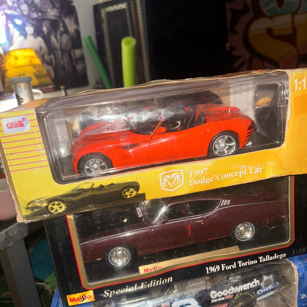 Maisto 1997 Dodge Concept Car Toy - Vibrant Red